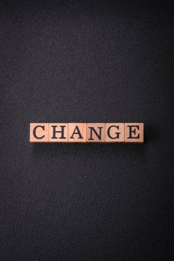 Yazıt şansı ya da koyu beton arka planda tahta küplerle değişim. Kompozisyonun bir parçası olarak kullanılabilir