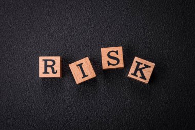 Koyu beton arkaplandaki tahta küplerin yazım riski. Kompozisyonun bir parçası olarak kullanılabilir