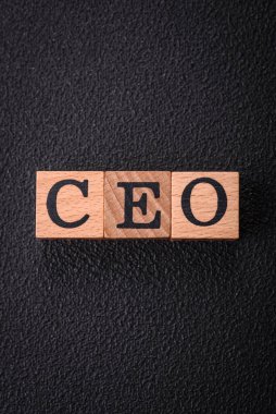 Koyu beton arka planda tahta küplerle yazı işleri müdürü. Kompozisyonun bir parçası olarak kullanılabilir