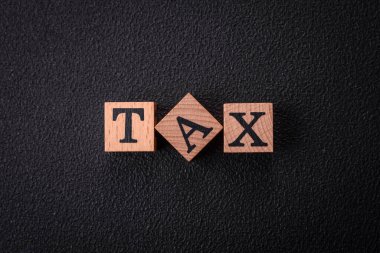 Koyu beton arka plandaki tahta küplere yazıt vergisi. Kompozisyonun bir parçası olarak kullanılabilir