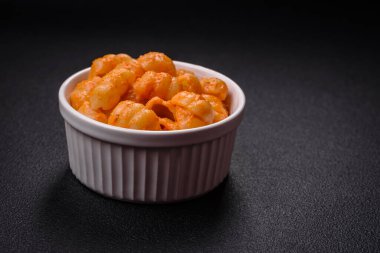 Pesto soslu lezzetli taze makarna, tuz, baharatlar ve çimento kaplı seramik bir tabakta otlar.