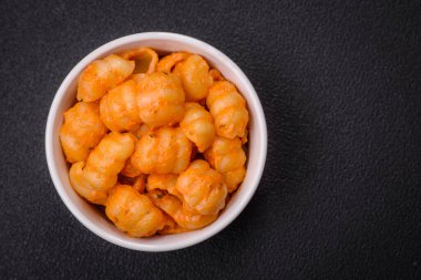 Pesto soslu lezzetli taze makarna, tuz, baharatlar ve çimento kaplı seramik bir tabakta otlar.