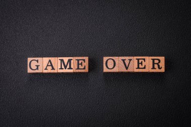 Koyu beton zemindeki tahta küplere yazma oyunu bitti. Kompozisyonun bir parçası olarak kullanılabilir