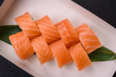 Somon, karides, salatalık ve krem peynirli lezzetli Philadelphia suşi rulosu.