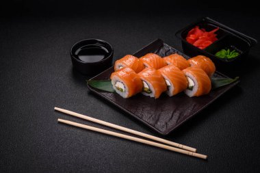 Somon, karides, salatalık ve krem peynirli lezzetli Philadelphia suşi rulosu.