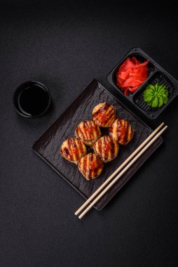 Ton balığı, somon, karides, salatalık ve krem peynirli lezzetli suşi rulosu.