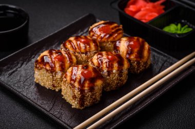 Ton balığı, somon, karides, salatalık ve krem peynirli lezzetli suşi rulosu.