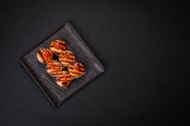 Ton balığı, somon, karides, salatalık ve krem peynirli lezzetli suşi rulosu.