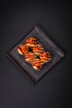 Ton balığı, somon, karides, salatalık ve krem peynirli lezzetli suşi rulosu.