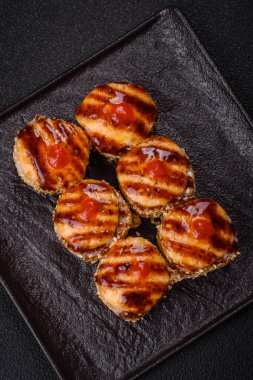 Ton balığı, somon, karides, salatalık ve krem peynirli lezzetli suşi rulosu.