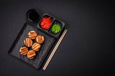 Ton balığı, somon, karides, salatalık ve krem peynirli lezzetli suşi rulosu.