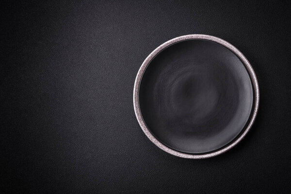 Пустая круглая керамическая плита как предмет кухонной утвари на текстурированном бетонном фоне