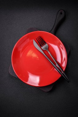 Dökümlü beton zemin üzerinde şişkin boş seramik bir tabak. Mutfak aletleri