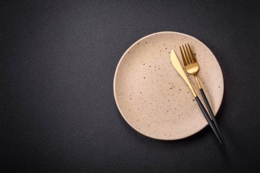 Dökümlü beton zemin üzerinde şişkin boş seramik bir tabak. Mutfak aletleri