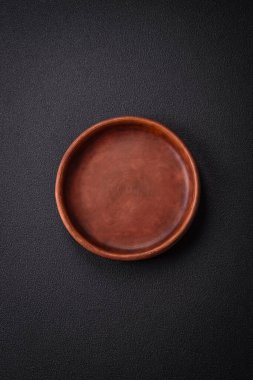 Dökümlü beton zemin üzerinde şişkin boş seramik bir tabak. Mutfak aletleri