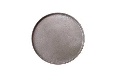 Dökümlü beton zemin üzerinde şişkin boş seramik bir tabak. Mutfak aletleri