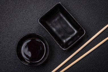 Beton kaplamalı güzel, boş, seramik bir sos kabı. Mutfak aletleri