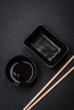 Beton kaplamalı güzel, boş, seramik bir sos kabı. Mutfak aletleri