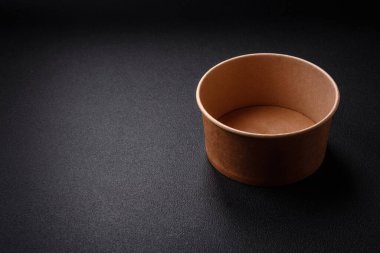 Çevre dostu geri dönüşümlü yiyeceklerden yapılmış silindirik bir kap. Fast food yemekleri.