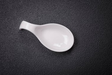 Güzel beyaz seramik et suyu teknesi beton kaplama bir arka planda. Mutfak aletleri