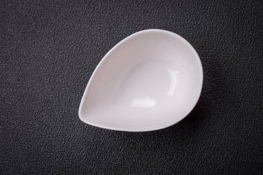 Güzel beyaz seramik et suyu teknesi beton kaplama bir arka planda. Mutfak aletleri
