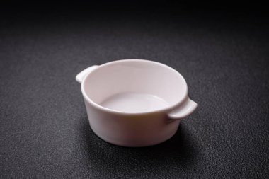 Güzel beyaz seramik et suyu teknesi beton kaplama bir arka planda. Mutfak aletleri