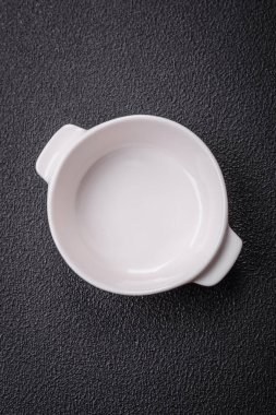 Güzel beyaz seramik et suyu teknesi beton kaplama bir arka planda. Mutfak aletleri