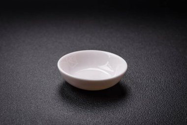 Güzel beyaz seramik et suyu teknesi beton kaplama bir arka planda. Mutfak aletleri