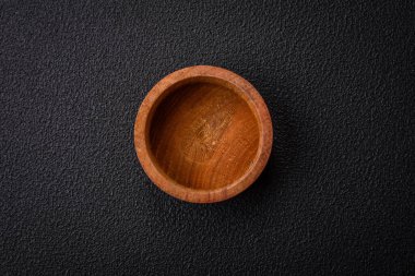 Baharat ya da tuz için ahşaptan yapılmış silindirik boş bir kap. Mutfak aletleri