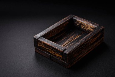 Beton arka planda boş dikdörtgen ahşap çatal bıçak kutusu. Mutfak aletleri