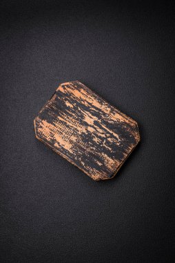 Lezzetli bir yemek hazırlamak için gerekli malzemeleri hazırlamak için boş tahta kesme tahtası. Mutfak aletleri