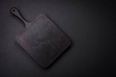 Lezzetli bir yemek hazırlamak için gerekli malzemeleri hazırlamak için boş tahta kesme tahtası. Mutfak aletleri