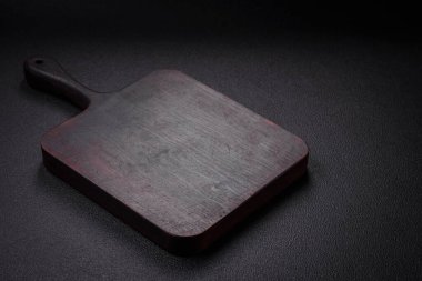 Lezzetli bir yemek hazırlamak için gerekli malzemeleri hazırlamak için boş tahta kesme tahtası. Mutfak aletleri