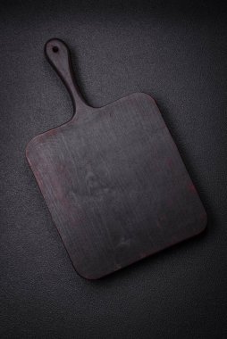 Lezzetli bir yemek hazırlamak için gerekli malzemeleri hazırlamak için boş tahta kesme tahtası. Mutfak aletleri