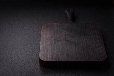 Lezzetli bir yemek hazırlamak için gerekli malzemeleri hazırlamak için boş tahta kesme tahtası. Mutfak aletleri