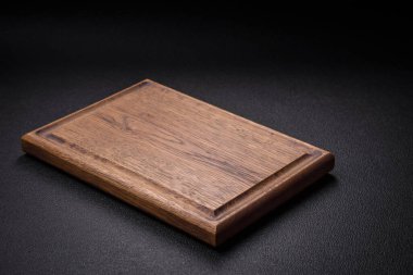 Lezzetli bir yemek hazırlamak için gerekli malzemeleri hazırlamak için boş tahta kesme tahtası. Mutfak aletleri