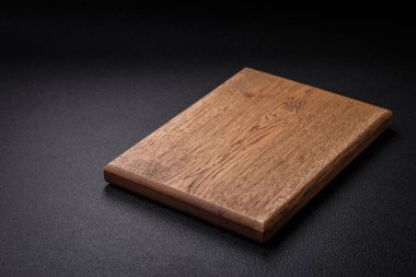 Lezzetli bir yemek hazırlamak için gerekli malzemeleri hazırlamak için boş tahta kesme tahtası. Mutfak aletleri