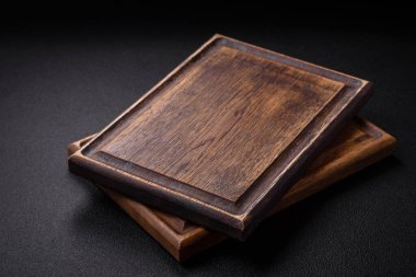 Lezzetli bir yemek hazırlamak için gerekli malzemeleri hazırlamak için boş tahta kesme tahtası. Mutfak aletleri