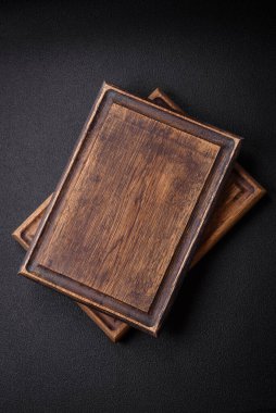 Lezzetli bir yemek hazırlamak için gerekli malzemeleri hazırlamak için boş tahta kesme tahtası. Mutfak aletleri