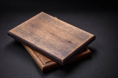 Lezzetli bir yemek hazırlamak için gerekli malzemeleri hazırlamak için boş tahta kesme tahtası. Mutfak aletleri