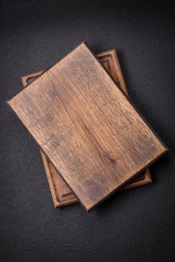 Lezzetli bir yemek hazırlamak için gerekli malzemeleri hazırlamak için boş tahta kesme tahtası. Mutfak aletleri