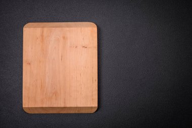 Lezzetli bir yemek hazırlamak için gerekli malzemeleri hazırlamak için boş tahta kesme tahtası. Mutfak aletleri