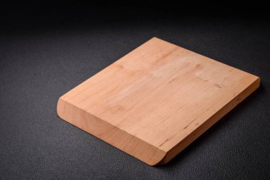 Lezzetli bir yemek hazırlamak için gerekli malzemeleri hazırlamak için boş tahta kesme tahtası. Mutfak aletleri