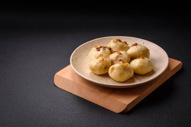 Seramik tabakta peynirli, patatesli ve tuzlu ev yapımı lezzetli hamur köfteleri.