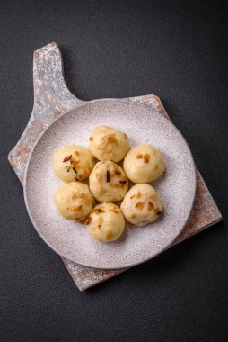 Seramik tabakta peynirli, patatesli ve tuzlu ev yapımı lezzetli hamur köfteleri.