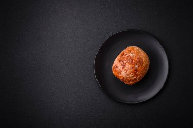 Lezzetli fırında tavuk ya da hindi etli rulo tuz ve baharatlı beton arka planda.