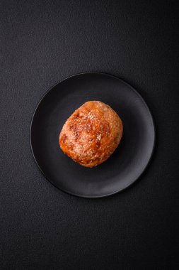 Lezzetli fırında tavuk ya da hindi etli rulo tuz ve baharatlı beton arka planda.