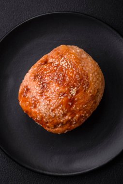 Lezzetli fırında tavuk ya da hindi etli rulo tuz ve baharatlı beton arka planda.