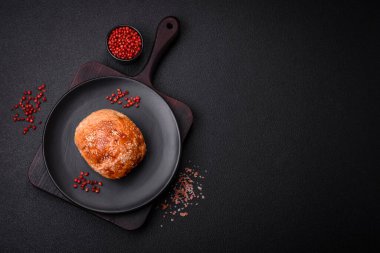 Lezzetli fırında tavuk ya da hindi etli rulo tuz ve baharatlı beton arka planda.