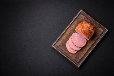 Lezzetli fırında tavuk ya da hindi etli rulo tuz ve baharatlı beton arka planda.